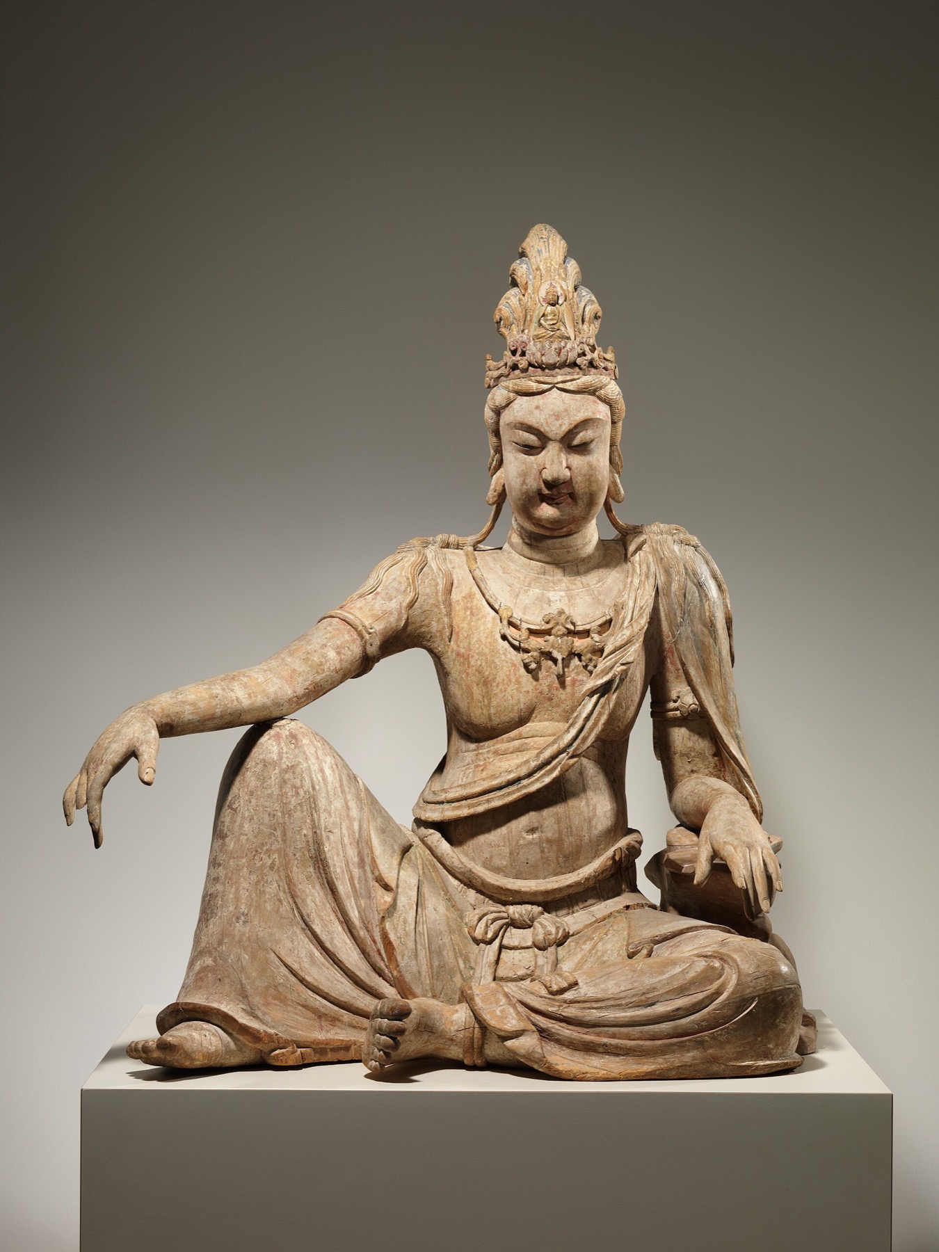 辽代木雕水月观音：观音以游戏坐姿态闲坐，右臂搭在膝上，身后没有光背