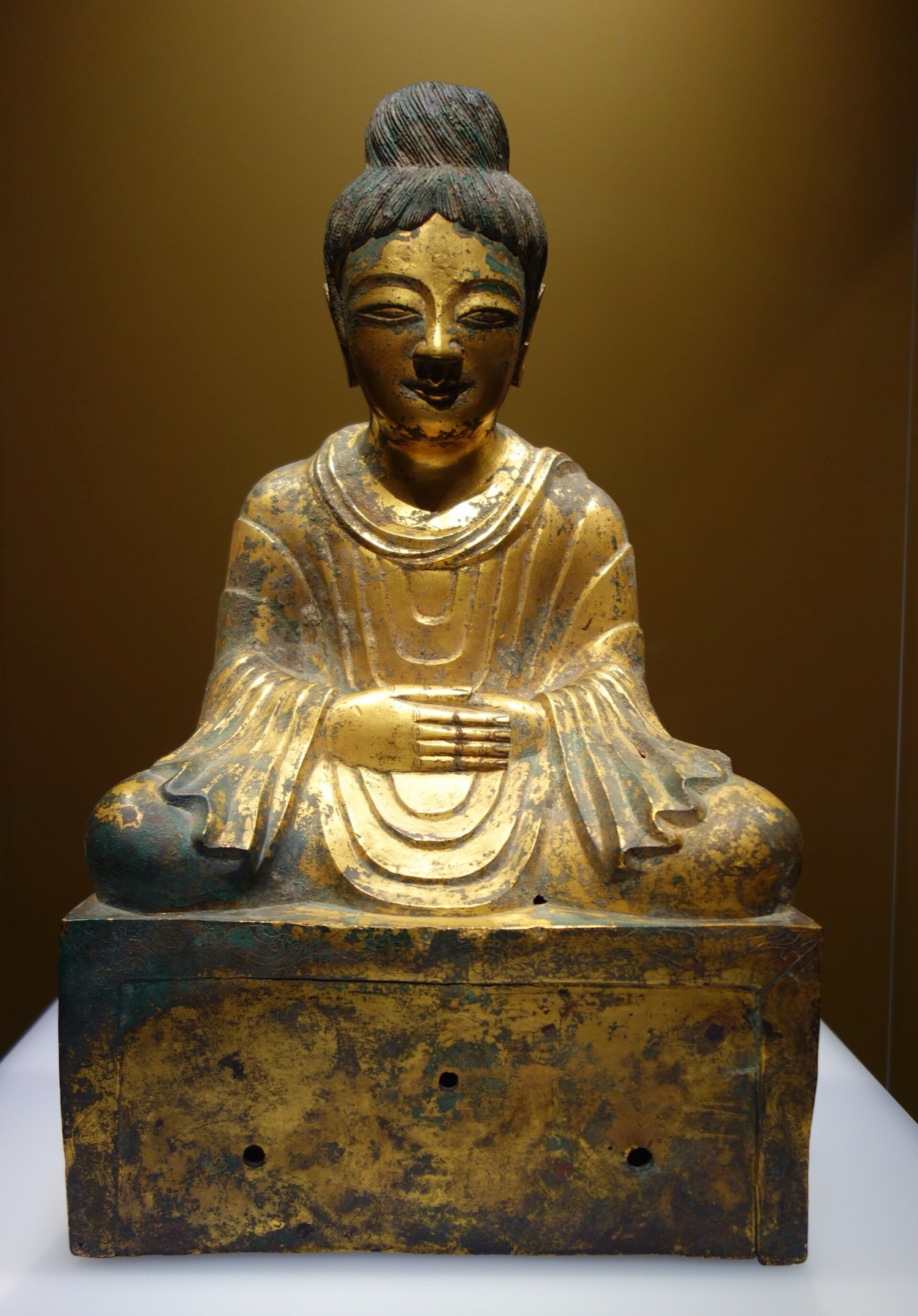 后赵建武四年铜坐佛：鎏金铜佛结跏趺坐于方座上，双手相叠，身后没有光背