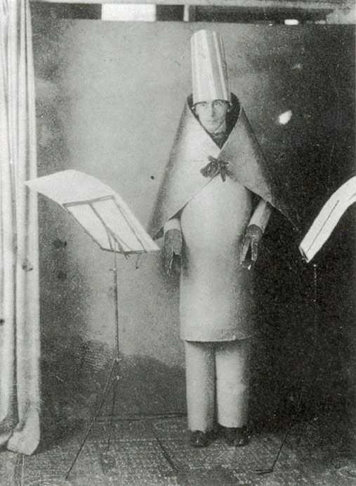 Hugo Ball, Studiofoto für eine Einladungspostkarte, 1916, keine Bühnenaufnahme