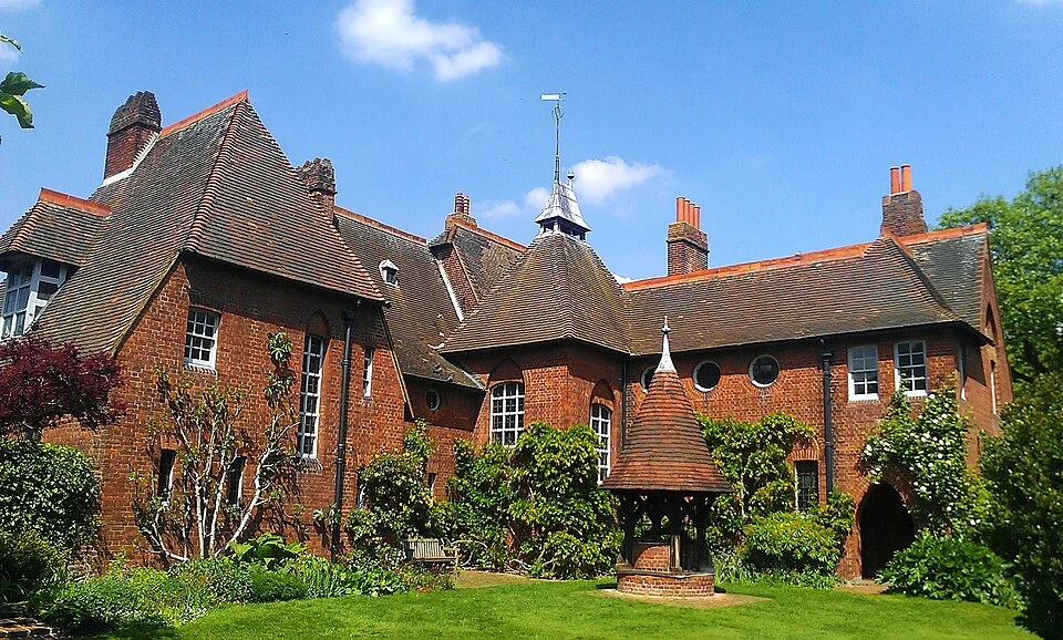 Philip Webb 为 William Morris 设计的红屋，1860 年建成；后来的建筑照片